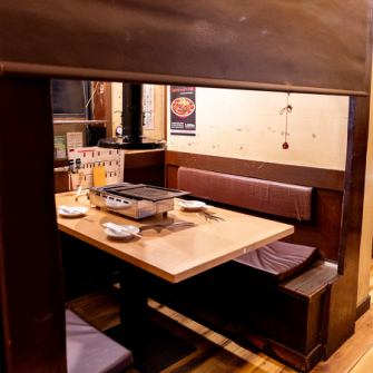 【半個室のお席で最高品質の焼肉をご堪能下さい。】6名様以上で掘りごたつ席貸し切り可能！※3名様や4名様ずつで2席ご利用、3名様や4名様ずつで3席ご利用など安心してご飲食頂くために、隣接したお席は他のお客様にご利用いただかないよう空席にしてご案内させていただきますので、お気軽にお問合せください。