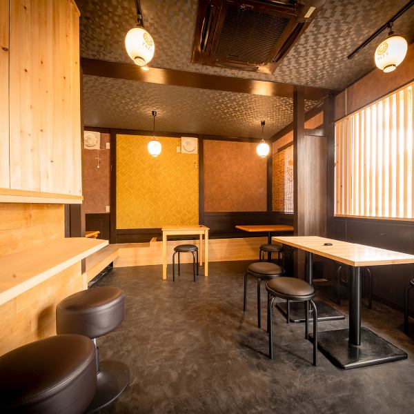 餐厅内部采用温暖的木质色调，配有下沉式被炉座位和榻榻米房间，让您可以在轻松的氛围中享用美食。这也是适合家庭居住的好地方。