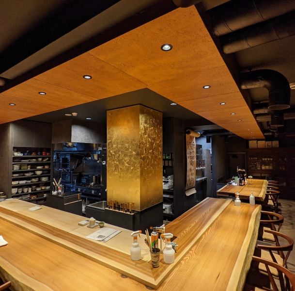 以木材為基礎的優雅現代日式氛圍。大部分座位都在櫃檯，因此您可以在適度熱鬧的氛圍中享用輕鬆的餐點。
