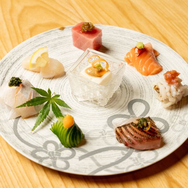 【名物さしみ盛り】おすすめは熟成の刺身。全国各地の漁港で水揚げされた旬の魚をひと手間加えてご提供