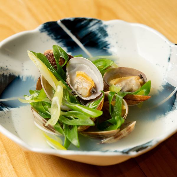【旬の貝の酒蒸し】優しい味付けで、貝の旨味を存分に楽しめます。