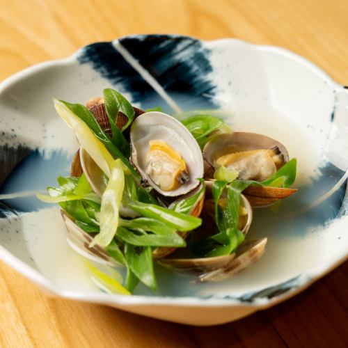 【旬の貝の酒蒸し】優しい味付けで、貝の旨味を存分に楽しめます。