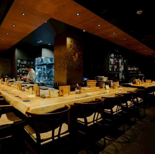 <p>[1 minute walk from Hiyoshi Station] The relaxed bar counter seating is also recommended for dates.</p>