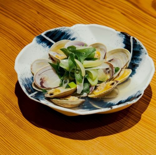 [Steamed seasonal shellfish in sake] The gentle seasoning allows you to fully enjoy the delicious flavor of the shellfish.