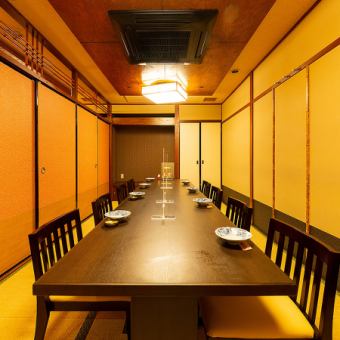 A table and chairs were set up in a spacious tatami-matted room.Since it is a completely private room, you can enjoy your meal comfortably without worrying about the surroundings.Please use it not only for entertainment, but also for birthday parties and family celebrations.