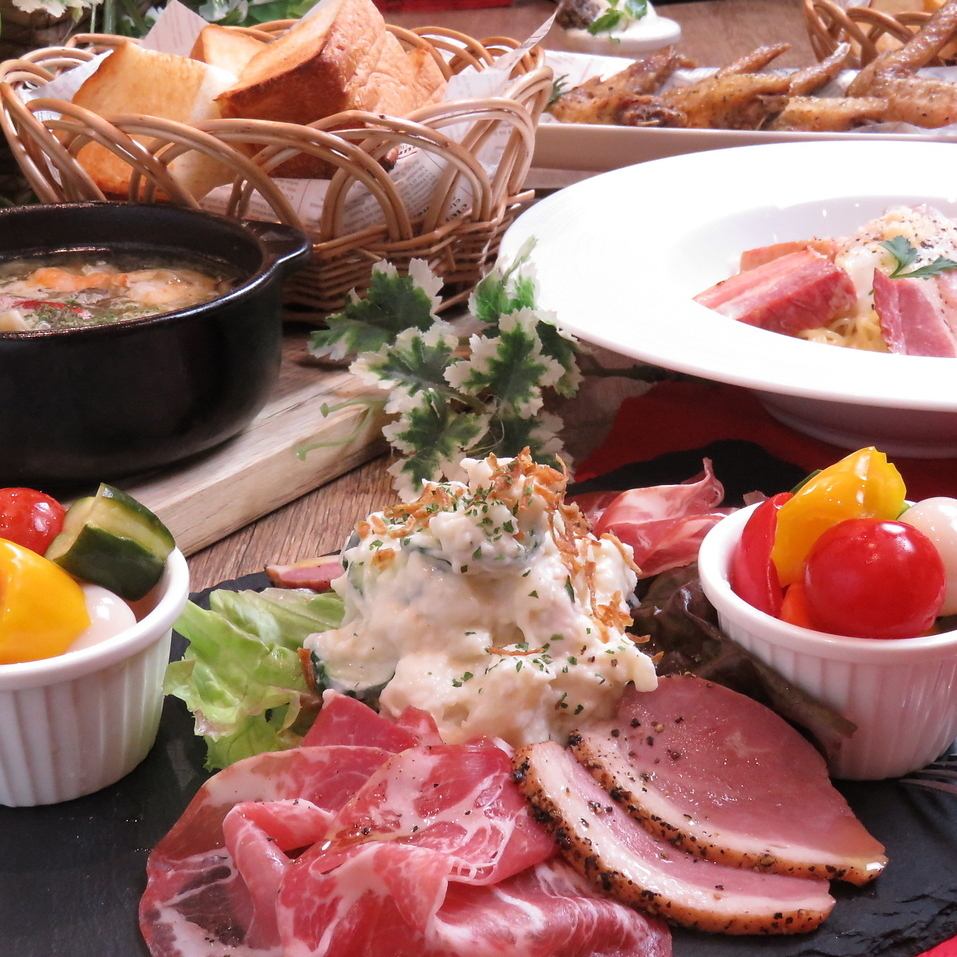 高級食パンで有名な【偉大なる発明】監修のカフェ&ダイニングバー