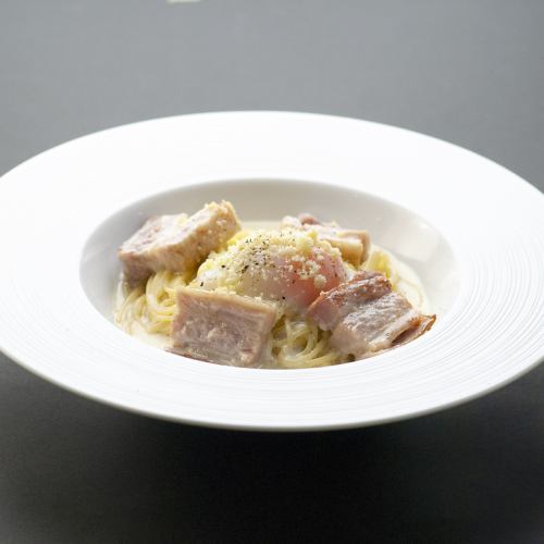 Carbonara 配厚片培根和帕玛森芝士