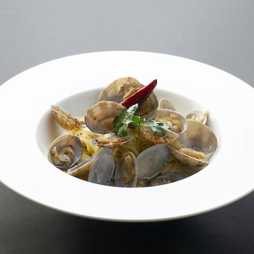 有很多蛤蜊的 Vongole 意大利面
