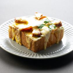 Genovese and mascarpone pizza toast