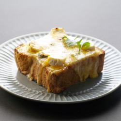 Quattro formaggi toast