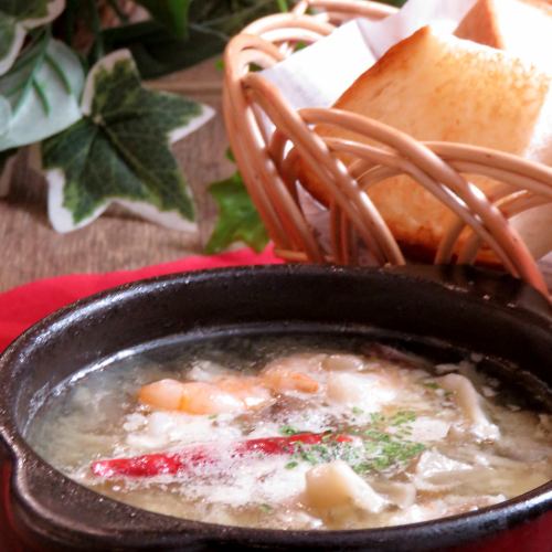 虾和蘑菇 ajillo（配吐司）