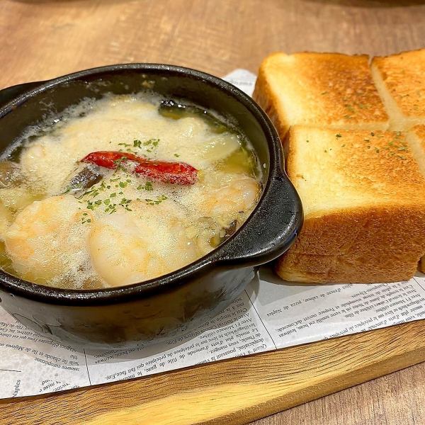 《えびとキノコのアヒージョ》偉大なる発明の高級食パン付き