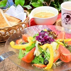Salad lunch (with bread and drink)