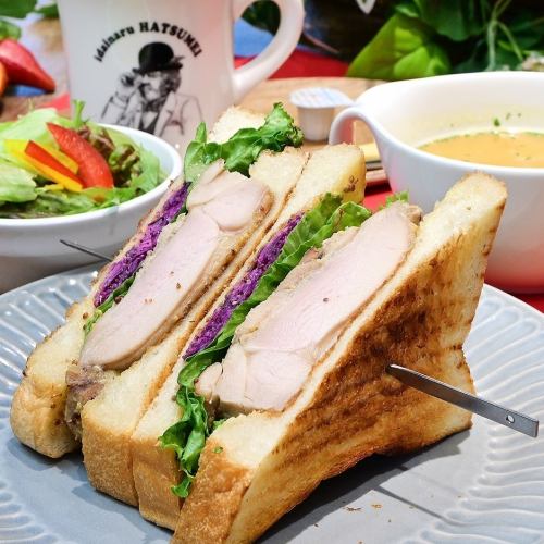 热三明治午餐迷你沙拉配您选择的饮料