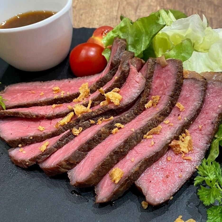 お昼からお酒を飲めるのもお店が人気の秘訣♪
