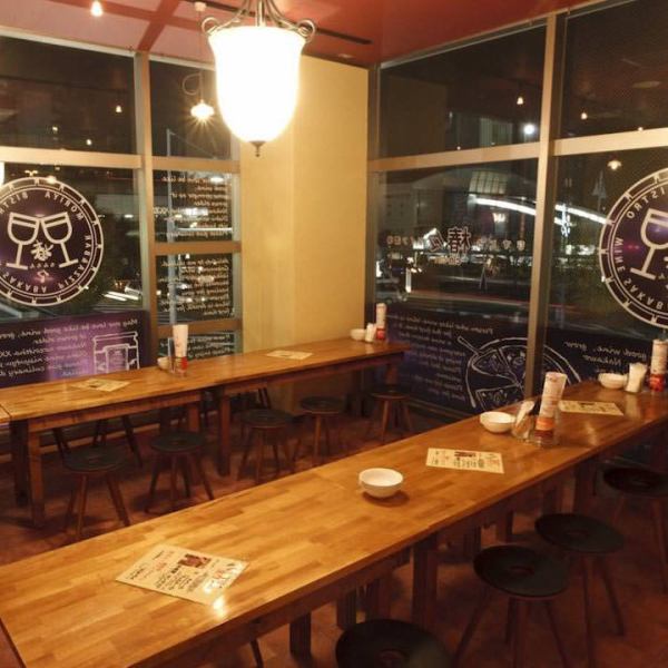 宴会パーティにふさわしい特別フロア☆半個室の特別フロア貸切は18名様～最大で30名様までご利用いただけます。大きな窓ガラスが解放的♪ワインパーティや打ち上げにぴったりの空間です。