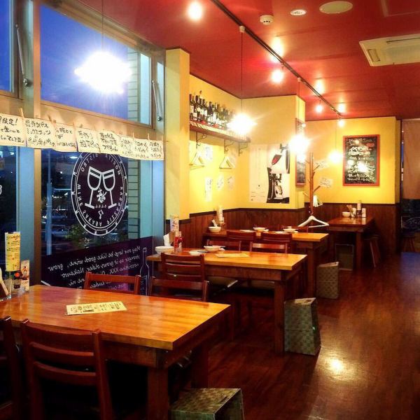 【テーブル席】ビストロ×大衆酒場をコンセプトに気楽にワインや食事を楽しめる空間づくりを心がけています♪