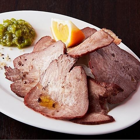 牛たたきから牛赤身肉のタリアータまで、至高の肉料理がお出迎え