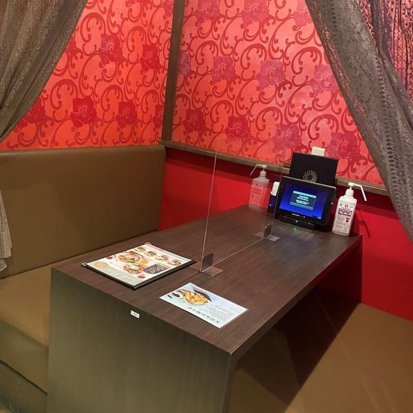 【感染症対策済み】カーテンで仕切られたオシャレ空間はご家族、カップルなどにも人気の半個室空間♪海外に来たような雰囲気で、普段味わえないような非日常空間をお楽しみ頂けます★店内は全てアルコール消毒、喚起を徹底しております。安心してご来店くださいませ！