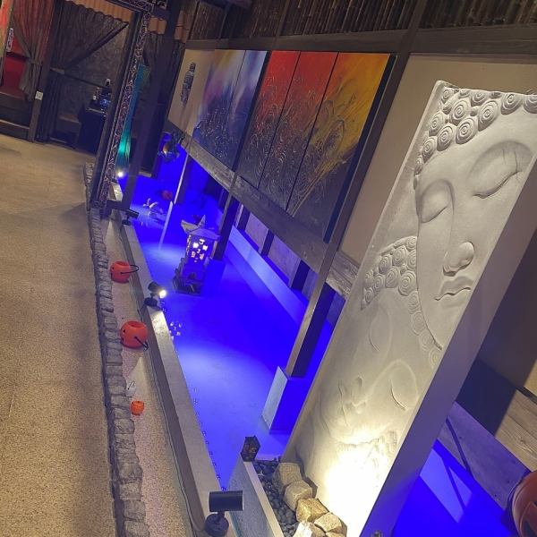 バリ島をイメージしたオシャレな店内は全席半個室タイプ♪2名様～30名様まで対応可の空間をご用意しております♪男性にも女性にも人気な料理やドリンクがたくさんあります！飲み放題もございますのでプライベート飲み会から大人数での宴会も是非！