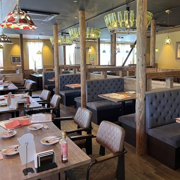 木のぬくもりを感じる明るい店内は居心地の良さを感じられる空間です。様々なシーンでゆったりと過ごせるテーブル席を完備しております。小さなお子様連れのご家族利用も大歓迎◎女子会やデートにも最適で、リラックスしながら楽しい時間を過ごすことができます。おしゃれな雰囲気で、心温まるひとときをお楽しみください。