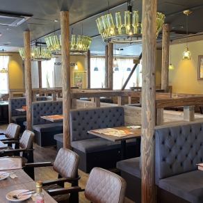 木のぬくもりが漂う居心地の良い店内◎ご友人とのランチやデートにぴったりな、2名様でご利用いただけるテーブル席を完備しております。ナチュラルな雰囲気と心地よい照明が、特別なひとときを演出し、プライベート空間で、ゆったりとお食事をお楽しみいただけます。是非、大切な人との特別なひとときをお過ごしください。