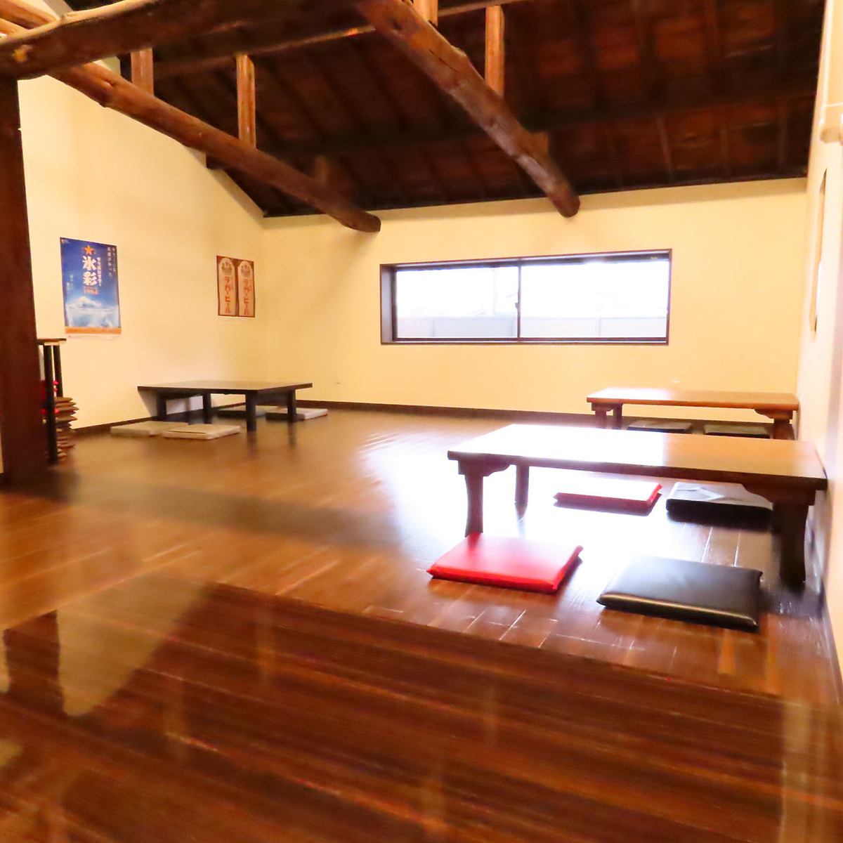 フロア貸切が可能な2階席はゆったり宴会が楽しめる!