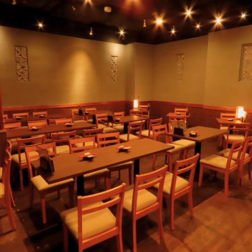 <p>開放的なオープンスペースは、落ち着いた雰囲気の中で牛タン料理を楽しめる人気の席。仲間との飲み会や会社帰りの一杯にも最適。個室とは違うにぎやかな空間で、美味しいひとときをお過ごしください。</p>