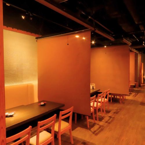 <p>広々とした店内では焼き立ての牛タンとお酒をカジュアルに堪能。開放的な空間で友人や恋人と語らいながら過ごす時間は格別。気軽に立ち寄れる雰囲気で、日常使いにもぴったりです。</p>