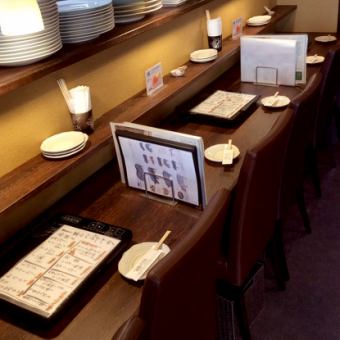 [Counter seats] One person on a business trip or sightseeing is also welcome ♪ You can spend a relaxing time side by side with like-minded friends and couples.