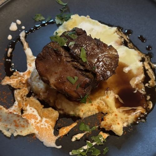 牛バラ肉の赤ワイン煮込み