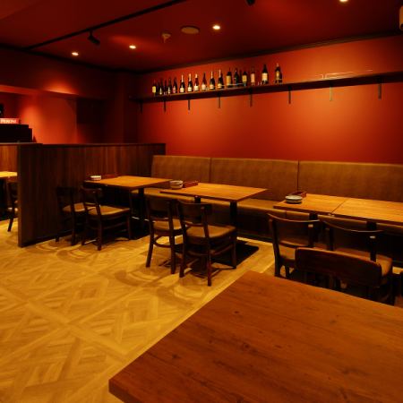 大衆イタリアン酒場の当店は、お仕事終わりの宴会に最適。会社帰りのご宴会や同僚との飲み会に最適な、ゆったりとくつろげるテーブル席をご用意しております。美味しいイタリアンとお酒を囲みながら、皆様でワイワイと楽しいひとときをお過ごしいただけます。日頃の疲れを、ぜひ当店で癒してください。