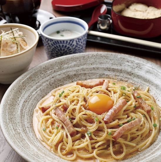 様々な食材を使ったパスタ。ドリンク・デザートがついたお得なセットもございます。