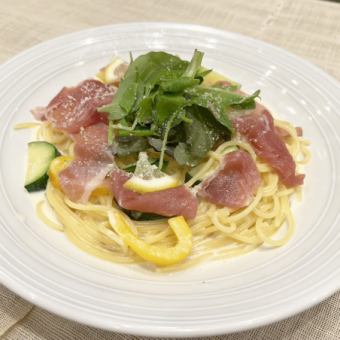 生ハムとズッキーニとベビーリーフのレモンクリーム