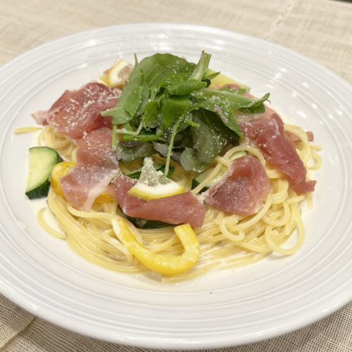 生ハムとズッキーニとベビーリーフのレモンクリーム