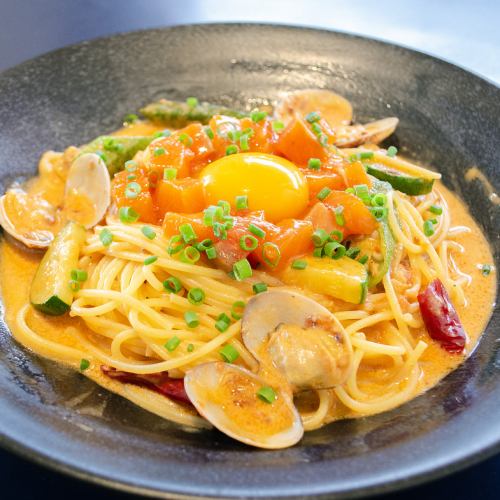 サーモンユッケとズッキーニとおくらのロゼパスタ