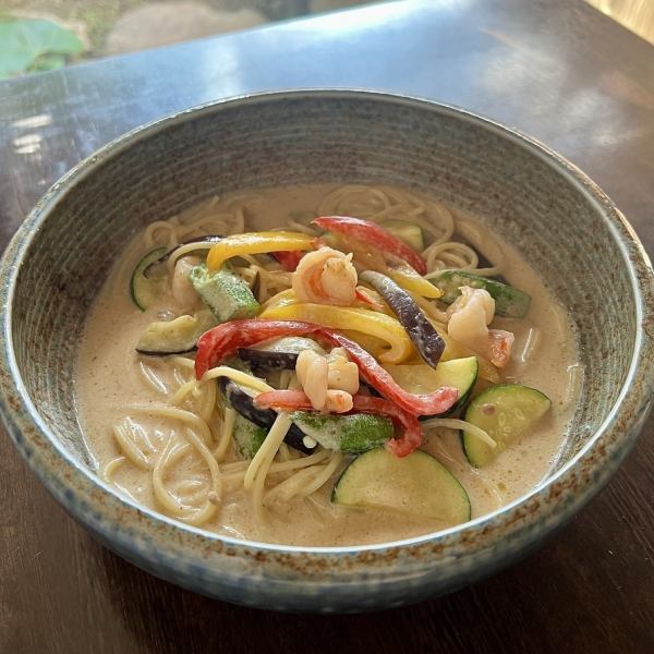 期間限定　夏野菜と海老のタイ風グリーンカレーパスタ
