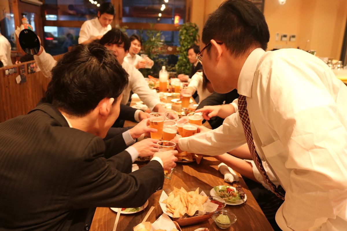 피자 · 아히 조 · 그릴 · 수제 훈제 등 일본과 서양 중 60 종류 이상! 풍부한 식사