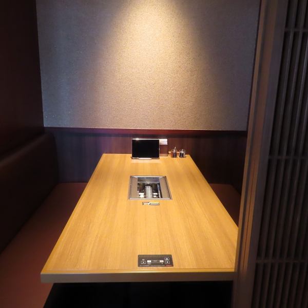 【多数の個室を完備！】プライベートな空間が守られたお席。人目を気にせず、時間を忘れてゆったりとお食事をお愉しみいただけます。いつもより気合の入れた女子会・ご友人との宴会はもちろん、会食・接待といったビジネスシーンにもぜひご利用ください。