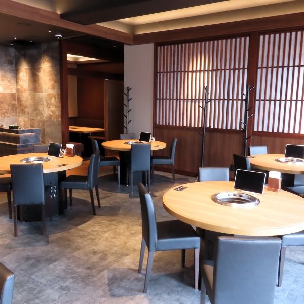 【最大60名様まで可能】団体様でのお食事・会社の部署などでの大型宴会も承ります！洗練された空間でリラックスしながらワンランク上の焼肉に舌鼓。上質な時間をご堪能ください。※混み合っている場合がありますので、事前にご相談・予約をお願いいたします。