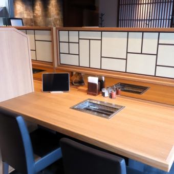 【結合可能な1～2名様用のテーブル席】おひとり様焼肉・お連れ様とのサク飲みにもお気軽にご利用いただけます。日頃頑張っているご褒美に、卓上で焼き上げるお肉とお好きなドリンクで乾杯☆