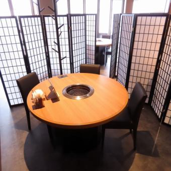 【結合可能な2～4名様用のテーブル席】観光・帰省で熊本にお越しのお客様も大歓迎！広々としたテーブルはお肉やドリンクが並んでもゆったり！窮屈さを感じずにリラックスしてお食事できます。