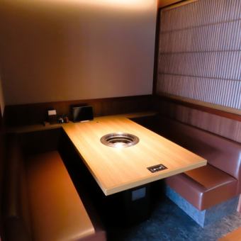 【2～4名様用の個室】デートに重宝するプライベート空間。絶品焼肉を楽しみながら、誕生日・記念日・晴れの日のお祝いも出来ます！サプライズや当日の流れは事前に店舗までご相談ください。