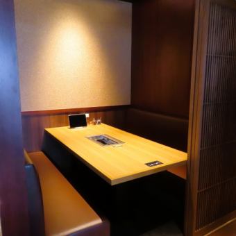 【タイプの異なる2～4名様用の個室】気の置けない同僚とのプチ宴会にもイチオシ♪お互いを労い合って美味しいお肉でストレス発散！明日からもまた頑張れるようなお食事をご提供します！