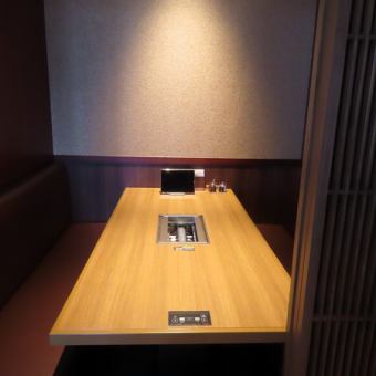 【4～6名様用の個室】グルメ感覚が合うご友人との食事会・いつもよりオシャレな女子会にも重宝する半個室。当店の人気メニューの数々をお得に楽しむなら、コースでのご予約がおすすめです。