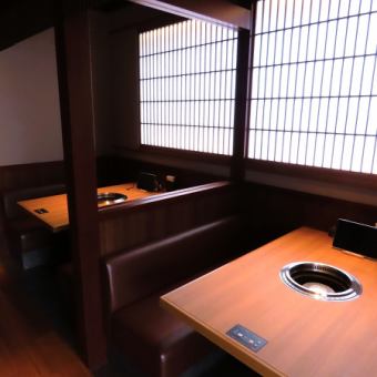 【グループでも使える個室】半個室の仕切りをとれば、5～8名様でのご利用が可能です。洗練された店内と上質なお肉・旬素材の焼肉は、接待・出張先での会食といったビジネスシーンにも◎