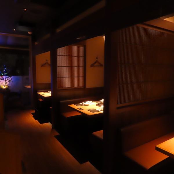 周囲を気にせずお食事に没頭できる、プライベート空間を大切にしたお席をご用意しております。一歩足を踏み入れれば、そこは自分たちだけの特別な世界♪隣り合うお席との距離感にも配慮し、人目を気にせず時間を忘れてゆったりとお食事を楽しめるのが自慢です。安楽牛を囲みながら親しい方と会話を楽しむ贅沢なひとときを♪