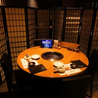 広々とした円卓テーブルは、たくさんのお肉やドリンクが並んでもゆったりと使えるのが魅力です。窮屈さを感じることなく、リラックスしてお食事をお楽しみいただけます◎お顔を見合わせながら会話も弾む円卓で、九州王者・安楽牛を囲む贅沢な宴をどうぞ。開放感のある空間で、ワンランク上の焼肉タイムをご堪能ください。