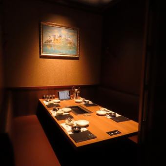 プライベート感を大切にしたいお集まりには、4~6名様でご利用いただける個室がぴったりです。周りを気にせず過ごせるため、ご友人との食事会や女子会にも最適♪お洒落な個室空間で、安楽牛の希少部位を堪能しながら、大切な仲間と特別な時間をお過ごしください。上質なプライベート空間が、素敵な夜を演出いたします。