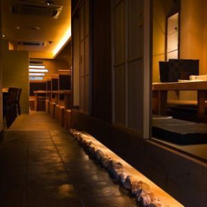 [Semi-private room] When you open the entrance door, you will be greeted by the interior of the store, which is full of Japanese atmosphere.On the right side is a semi-private room that can accommodate up to 10 people.Recommended for entertainment!